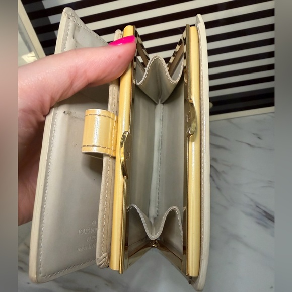 Louis Vuitton Cream Butter Yellow Monogram Vernis Kisslock Wallet - Picture 9 of 9